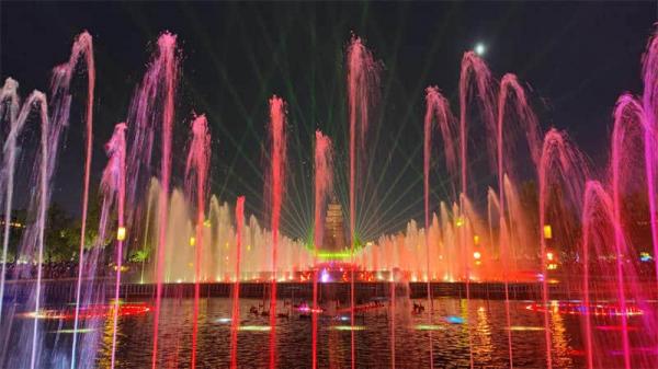 1.Big Wild Goose Pagoda Musical Fountain Show at night