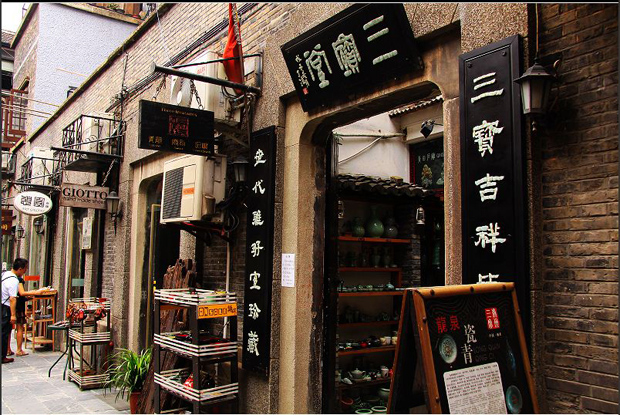 Shanghai Tianzifang shops and cafes